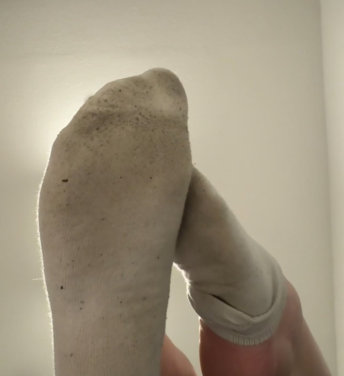 Ihr Loser setzt euch in Bewegung und abonniert!!! onlyfans.com/misssmilecat69 noch ist er kostenlos !! Je mehr Abonnenten um so mehr Content  wird es geben 😉⛓️👠🧦👣 #onlyfans #sockenfetisch #fußfetisch #feetworshi̇p #feet_pic #findom #mistress