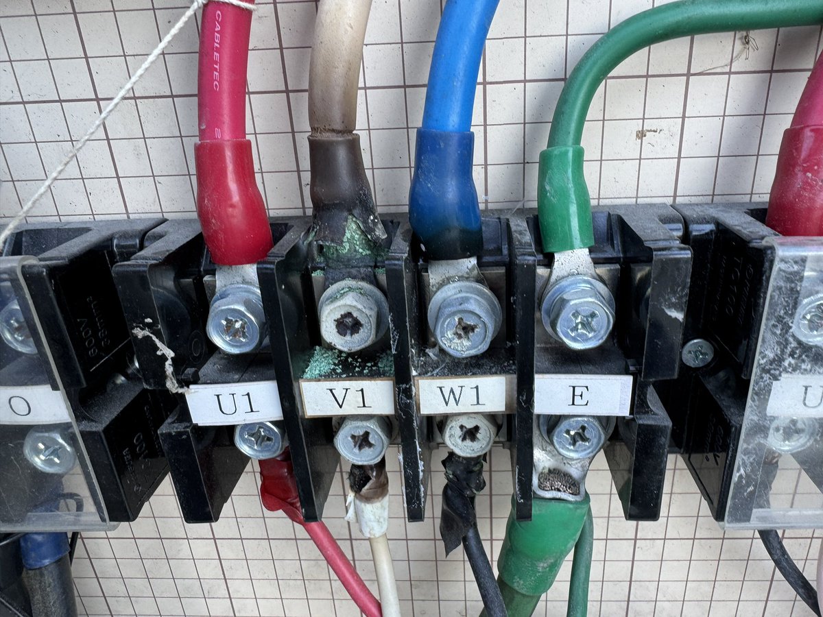 工事現場の仮設配電盤
サーモカメラで加熱部を発見。
原因は端子の締め忘れで、手締め以前のユルユル状態だった。
さらに、予備ブレーカーの使用によりブレーカー容量と電線の太さが不適合。
現場監督に確認してもらい、施工時の増し締め確認を徹底するように伝えた
