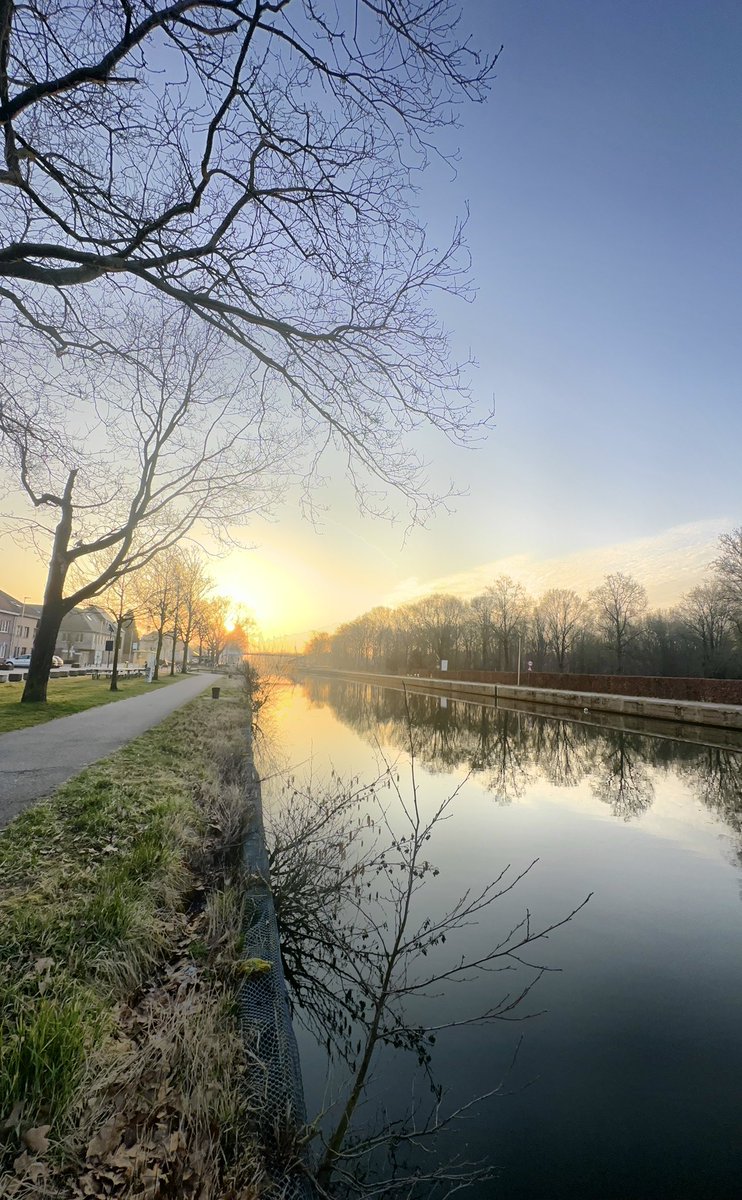 FotoLuna's tweet image. Three walks, one day—sunrise to sunset! ☀️🚶‍♂️ 15km, 20k steps, and the best part? An evening stroll with Nathalie before dinner. Who needs a gym when the world is this stunning? #WalkMore #SunsetVibes