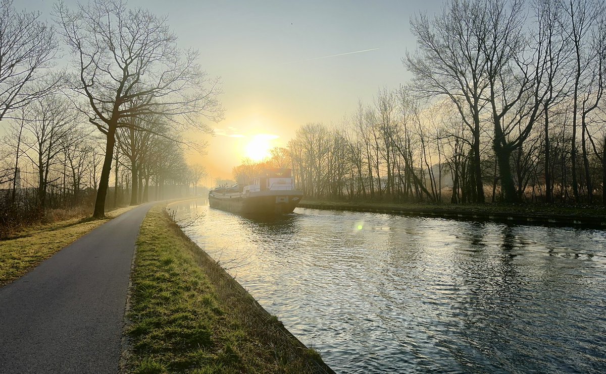 FotoLuna's tweet image. Three walks, one day—sunrise to sunset! ☀️🚶‍♂️ 15km, 20k steps, and the best part? An evening stroll with Nathalie before dinner. Who needs a gym when the world is this stunning? #WalkMore #SunsetVibes