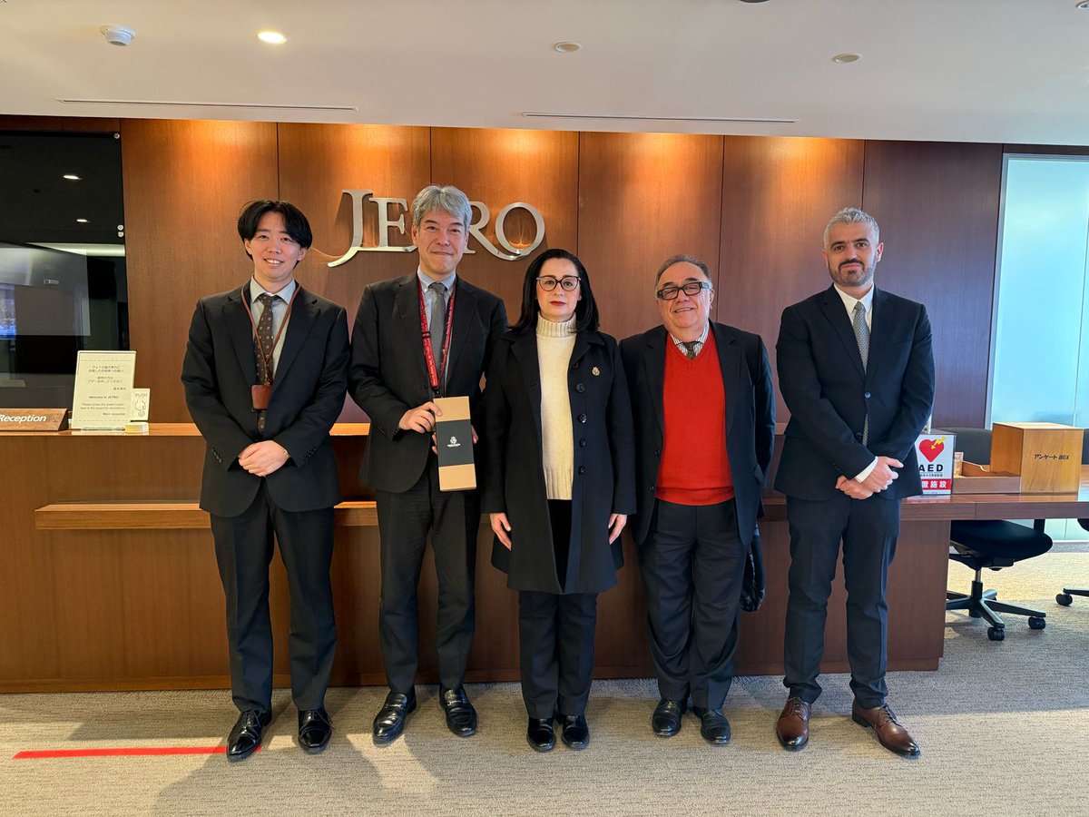 El <a href="/gobgente/">Gobierno de la Gente</a> fortalece su relación con Japón 🇲🇽🤝🇯🇵

Durante la gira de trabajo en Japón, la Sria. <a href="/CristinaVsenor/">Cristina Villaseñor</a> y el Subsrio. <a href="/alejandrohdezf3/">alejandrohdezfonseca</a> se reunieron con el Sr. Atsushi Takata, Director Senior de JETRO, para explorar nuevas oportunidades de inversión.