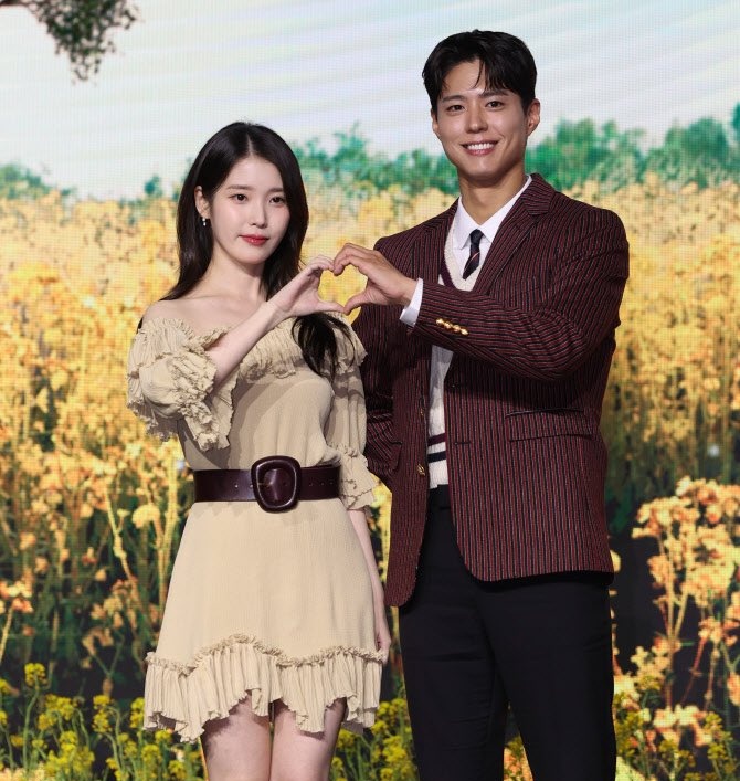 iusoothinker's tweet photo. Lee IU Jieun for When Life Gives You Tangerines with Park Bogum and Kim Jisoo for Newtopia with Park Jeongmin 🤍
#WhenLifeGivesYouTangerines
#Newtopia 
#IU #아이유 #지수 #JISOO https://t.co/B4aB495vpx