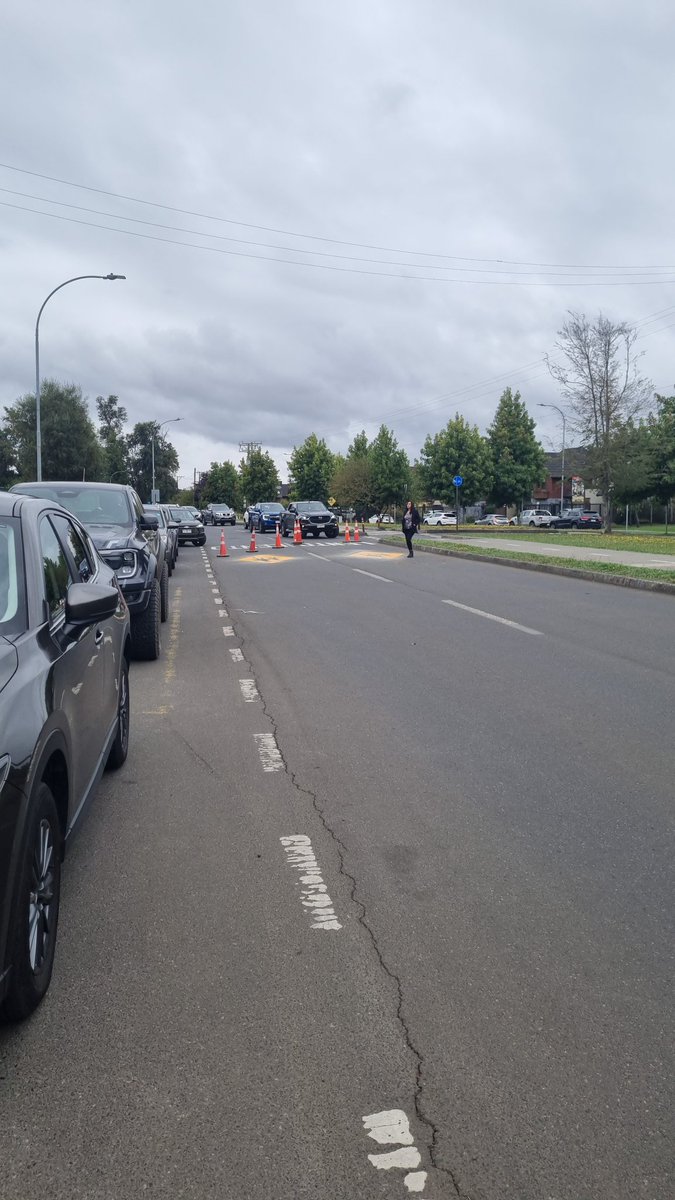 thaliearaneda's tweet photo. @municipiotemuco estas señales no se pintando en la noche para no obstruir el tránsito? #pumahueTCO https://t.co/l7Q0exqUJj
