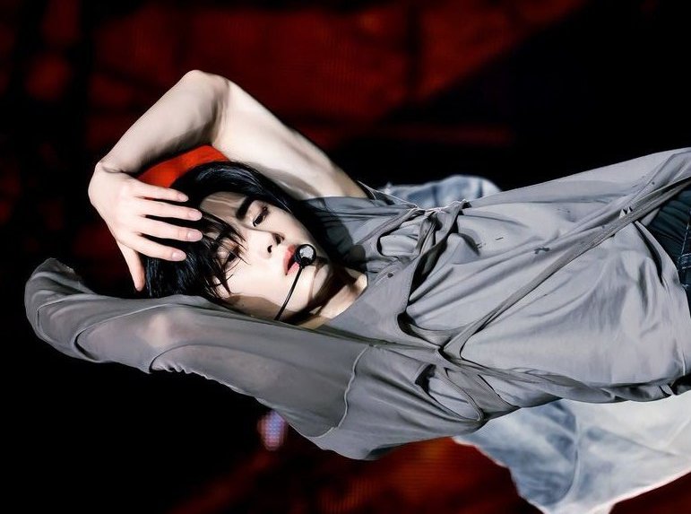 H00NICEU's tweet photo. he is sculptured like those greek gods.. https://t.co/eKJYXKP0Hk