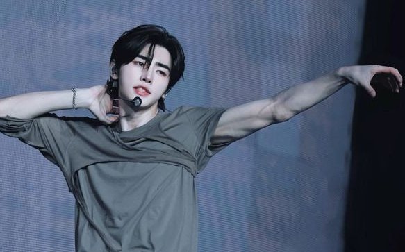 H00NICEU's tweet photo. he is sculptured like those greek gods.. https://t.co/eKJYXKP0Hk