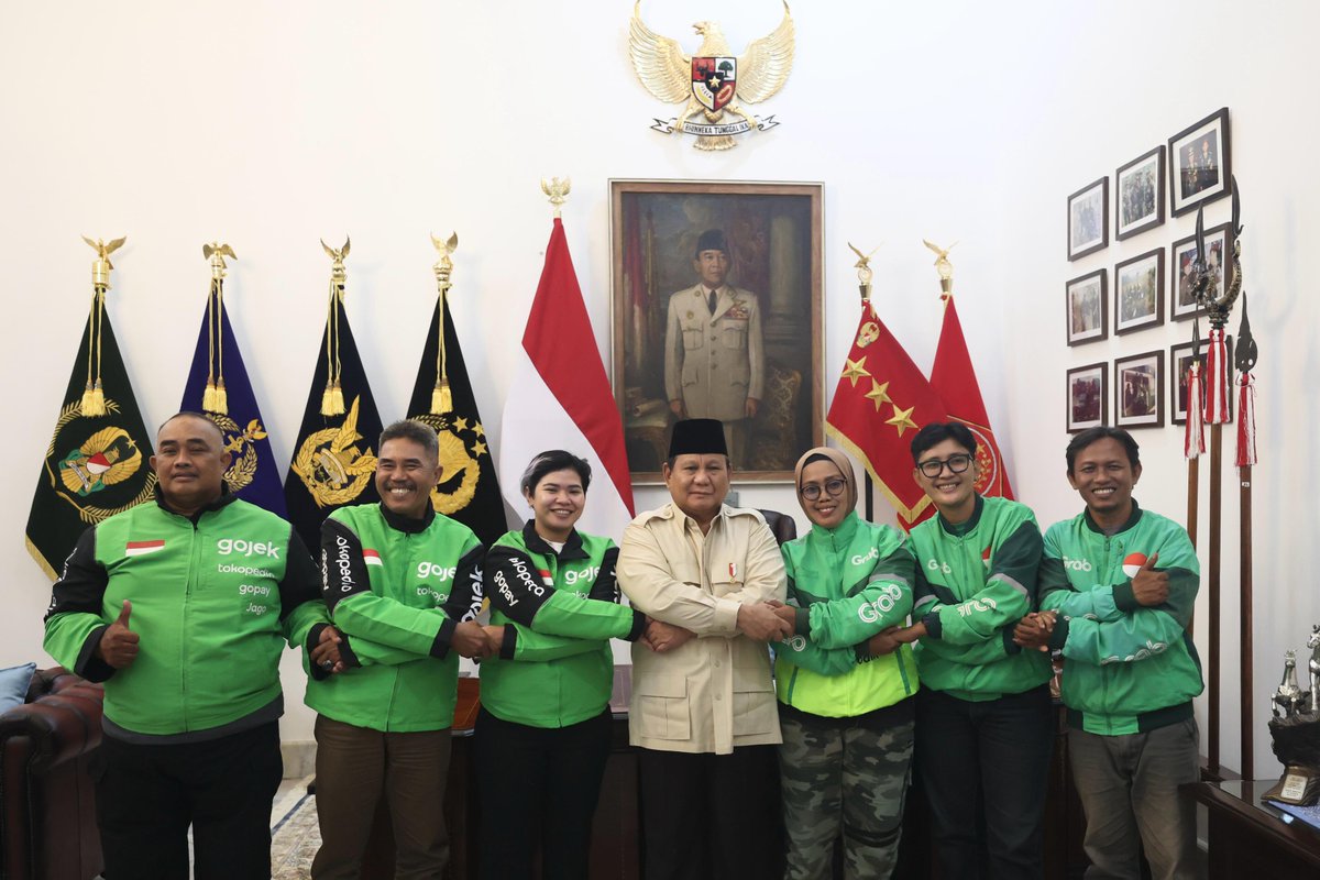 Alhamdulillah, tepat di hari ke 10 Ramadhan 1446 H ini, saya mengumumkan pemberian THR (Tunjangan Hari Raya) terhadap pekerja swasta, BUMN, dan BUMD agar diberikan secara tepat waktu paling lambat H-7 sebelum Hari Raya Idul Fitri 1446 H.

Selain itu, pemerintah juga memberikan