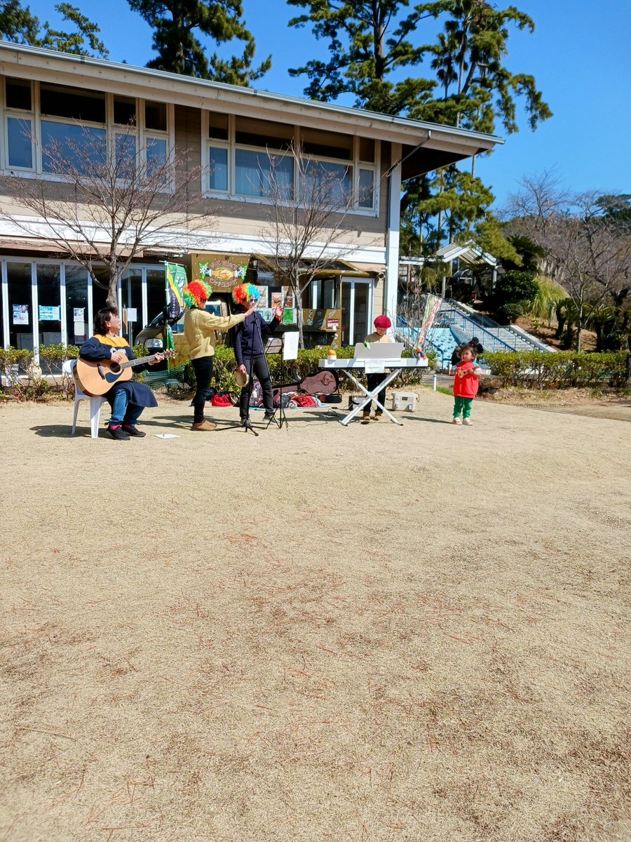 SHIN2693's tweet photo. 9日前半はガールズケイリン1期生として活躍し、現在バンド、オミカンズで活動している島野りーみんさんを!　後半はオミカンズをご紹介しました☺勝負には強いけどあるコトには弱いユニークな一面も(笑)　ヘビーリスナーのDJくりちゃんも参戦して深みある競輪トークしていただきました🙂
#ciao796 https://t.co/wirn1hKSy3