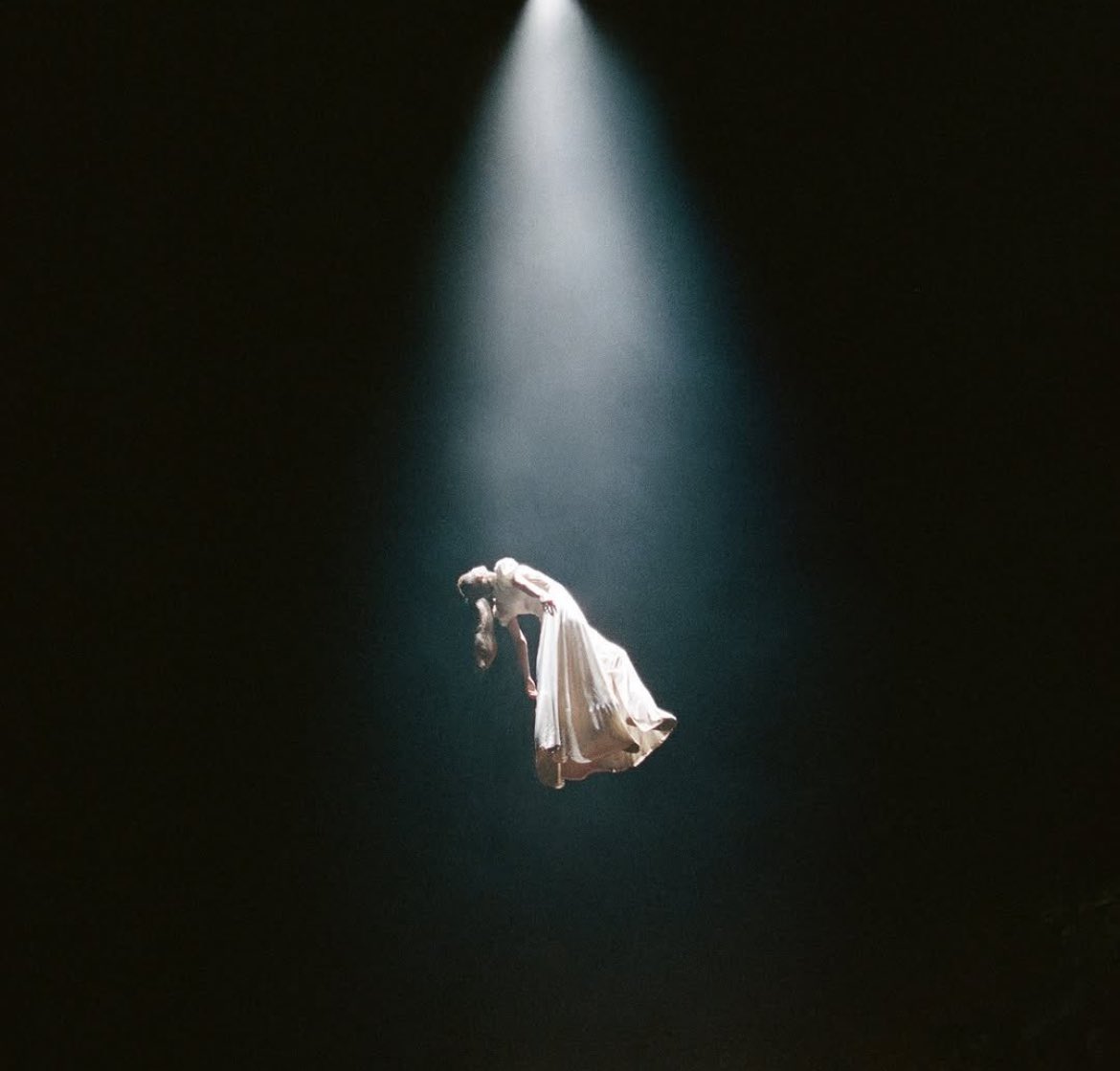 sourwarnings's tweet photo. ARIANA DELUXE 😭😭 claiming track 17 my lucky number https://t.co/4iYmnHErKR