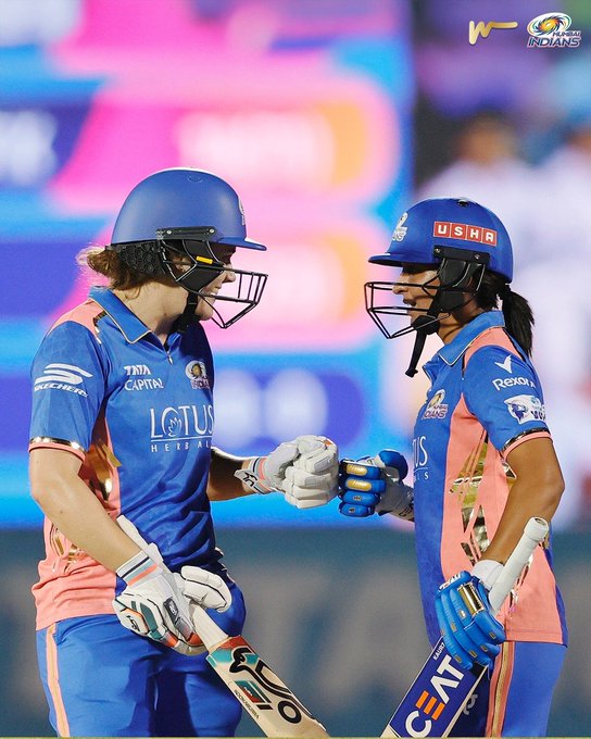 MI are 117/3 after the 15 overs. 📹 Credits: Twitter/mipaltan