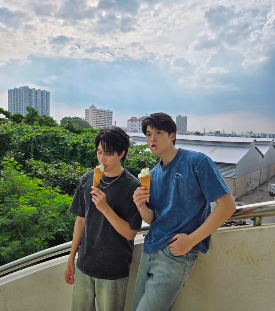 𝐚𝐫𝐢 tweet media