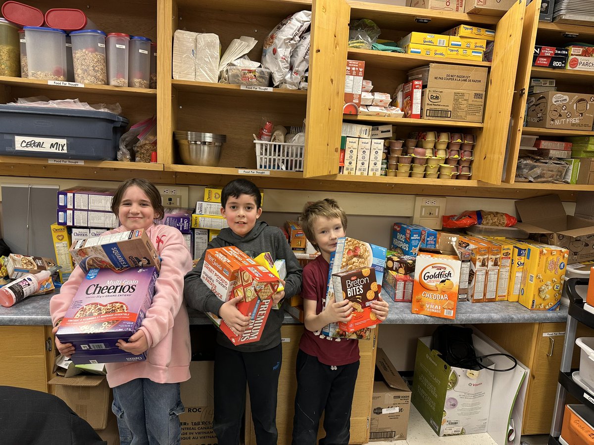 LeeThomas99's tweet photo. Thank you amazing Holy Cross families! #GreatGrainRace The best student helpers. Top classroom collectors are grade 4/5 and grade 8s. Smoothie breakfasts coming your way! @hcbrantford @BrantFFT https://t.co/U3xZWOQkFv