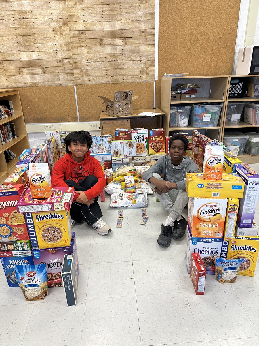 LeeThomas99's tweet photo. Thank you amazing Holy Cross families! #GreatGrainRace The best student helpers. Top classroom collectors are grade 4/5 and grade 8s. Smoothie breakfasts coming your way! @hcbrantford @BrantFFT https://t.co/U3xZWOQkFv