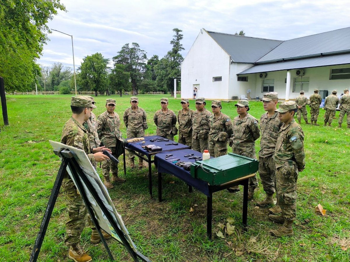 esesc_argentina's tweet photo. Los Aspirantes de 2do año de la Agrupación Armas y la Agrupación Especialidades y Servicios se encuentran en su primer bloque operacional, donde recibieron instrucción integral de tiro con pistola.
#QuieroSerAspirante
#FormandoLideres
#EducandoEnValores https://t.co/cawfeD8Eu3