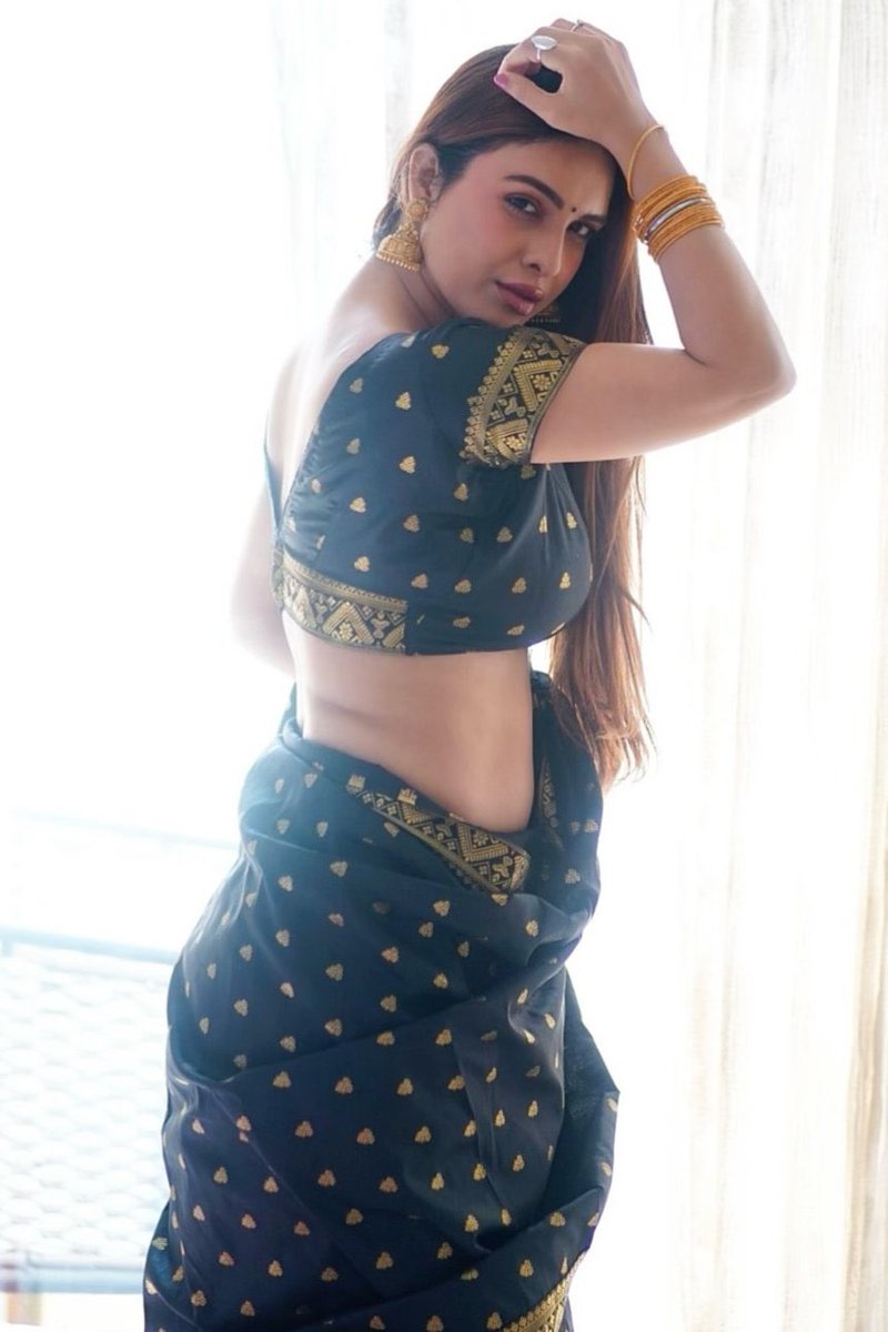 சரியோ தப்போ உன்
வாழ்க்கையை நீ வாழு
இங்க சரி தப்பு சொல்ல
யாரும் ஒழுங்கு இல்ல... 🖤