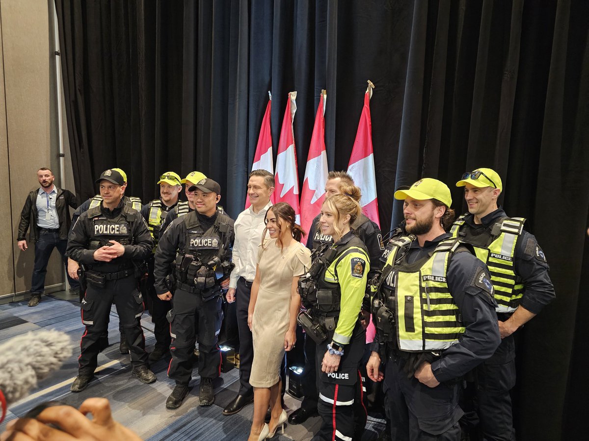 PepperBarb's tweet photo. Wow, what an amazing day at Pierre's "Bring it Home" rally in London Ontario! ❤️🇨🇦❤️
#PierrePoilievre #northernperspective 
#andrewlawton 
#bradshaw https://t.co/Hvj5BqC9Vm