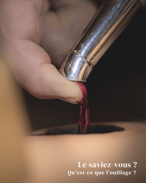 MTDecoster's tweet photo. 🇫🇷 {QU'EST-CE QUE L'OUILLAGE ?}
Au cours de l'élevage en barrique, le vin subit des pertes due à l’évaporation. L’espace libéré dans la barrique est envahi par l’oxygène qui risque d’oxyder le vin. L’outillage consiste à verser du vin dans les barriques pour en chasser l’oxygène https://t.co/Br4CDWSEEU