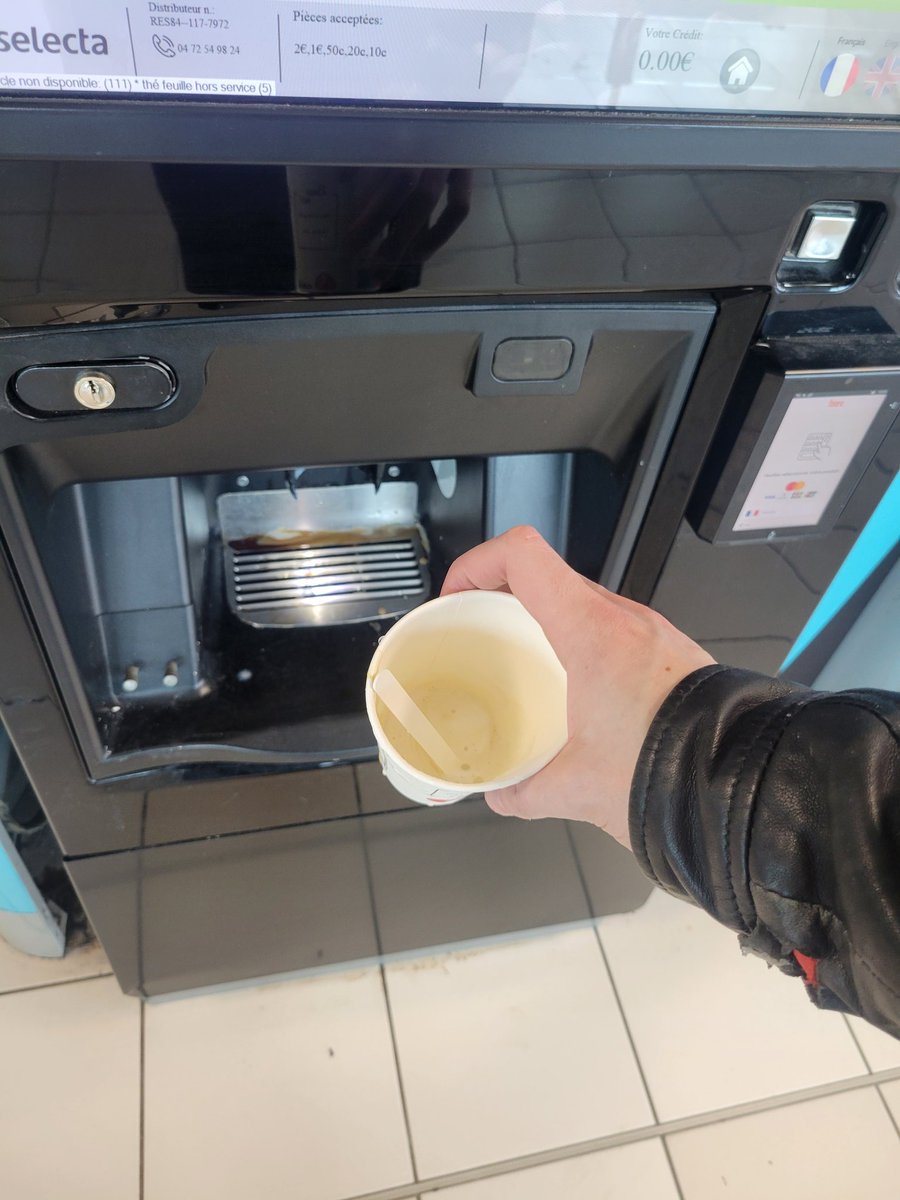 Je viens de me faire scam si fort 3 euros 40 le grand capuccino la machine a du bug ça a tout versé à côté 😑 j'ai le démon 🤯