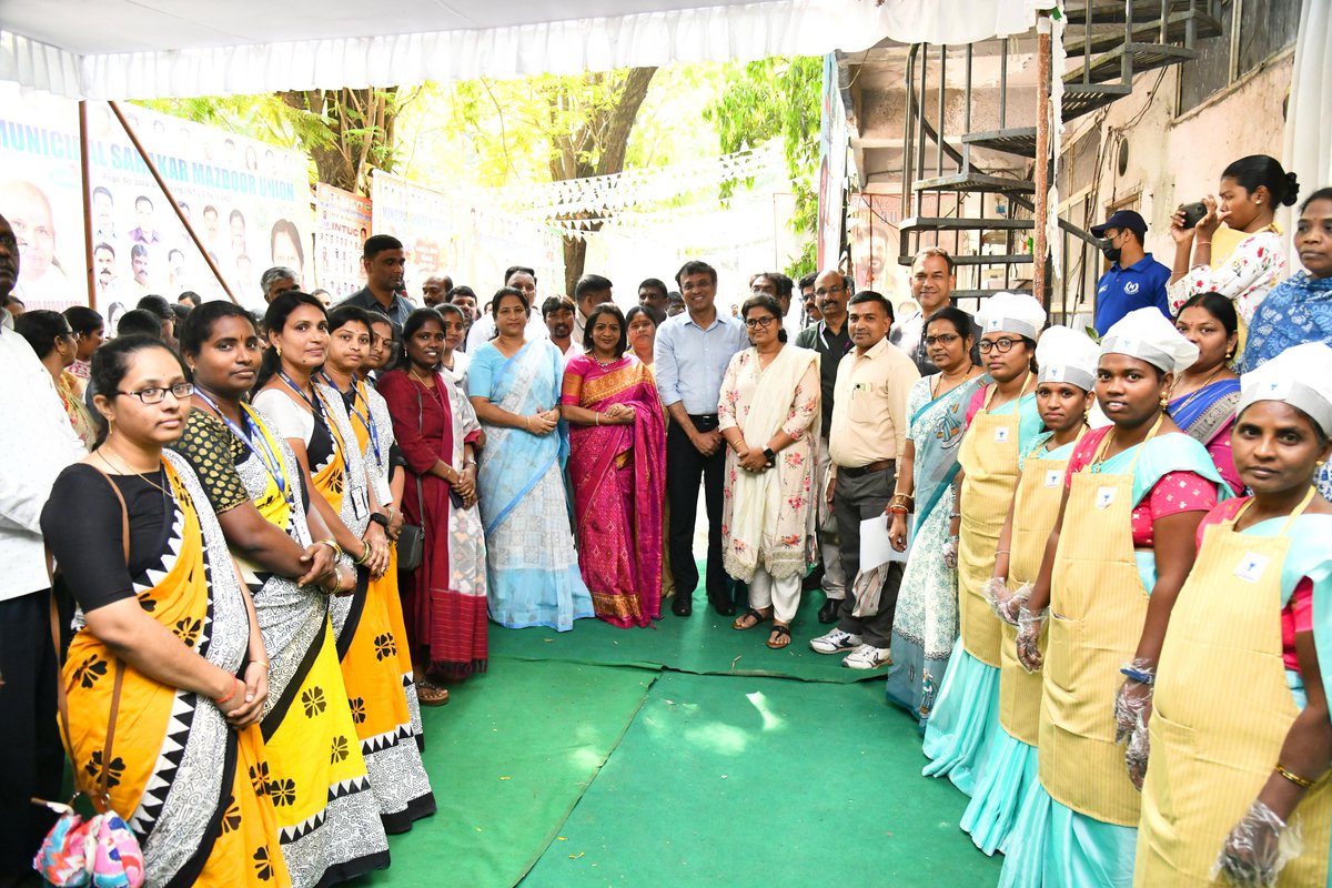 Vijayalaxmi Gadwal, GHMC MAYOR (@gadwalvijayainc) on Twitter photo Inaugurated Indira Mahila Shakti canteen at GHMC Head Office along with D.Mayor <a href="/SrilathaMothe/">Mothe Srilatha Shoban Reddy</a> Garu, Add Commissioner Chandrakanth Garu and other <a href="/GHMCOnline/">GHMC</a> officials.
Under the leadership of Honâble CM <a href="/revanth_anumula/">Revanth Reddy</a> Garu Telangana government is empowering women and making Inaugurated Indira Mahila Shakti canteen at GHMC Head Office along with D.Mayor <a href="/SrilathaMothe/">Mothe Srilatha Shoban Reddy</a> Garu, Add Commissioner Chandrakanth Garu and other <a href="/GHMCOnline/">GHMC</a> officials.
Under the leadership of Honâble CM <a href="/revanth_anumula/">Revanth Reddy</a> Garu Telangana government is empowering women and making