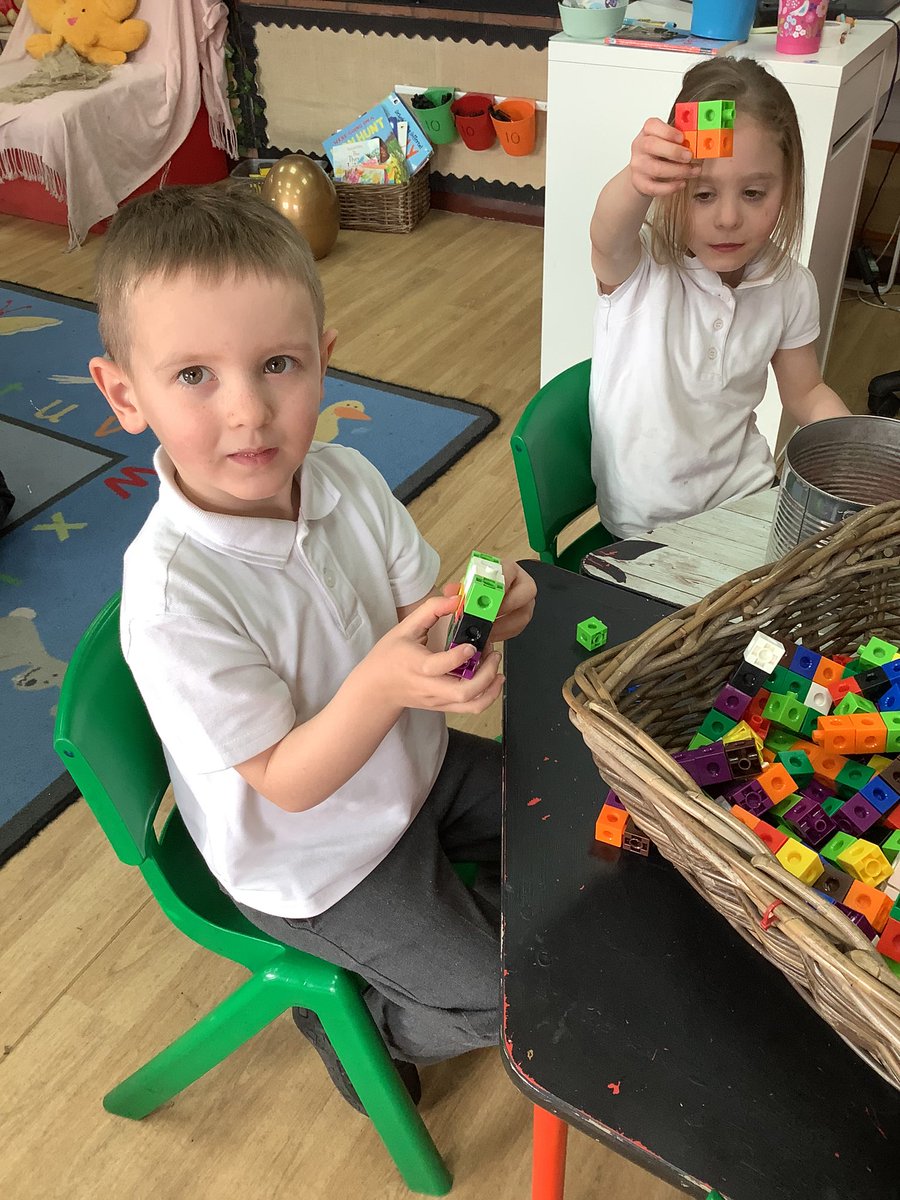 ClassRAspull's tweet image. We are learning about the number 9 so we are exploring what other numbers make squares! #acpseyfs #acpsmaths