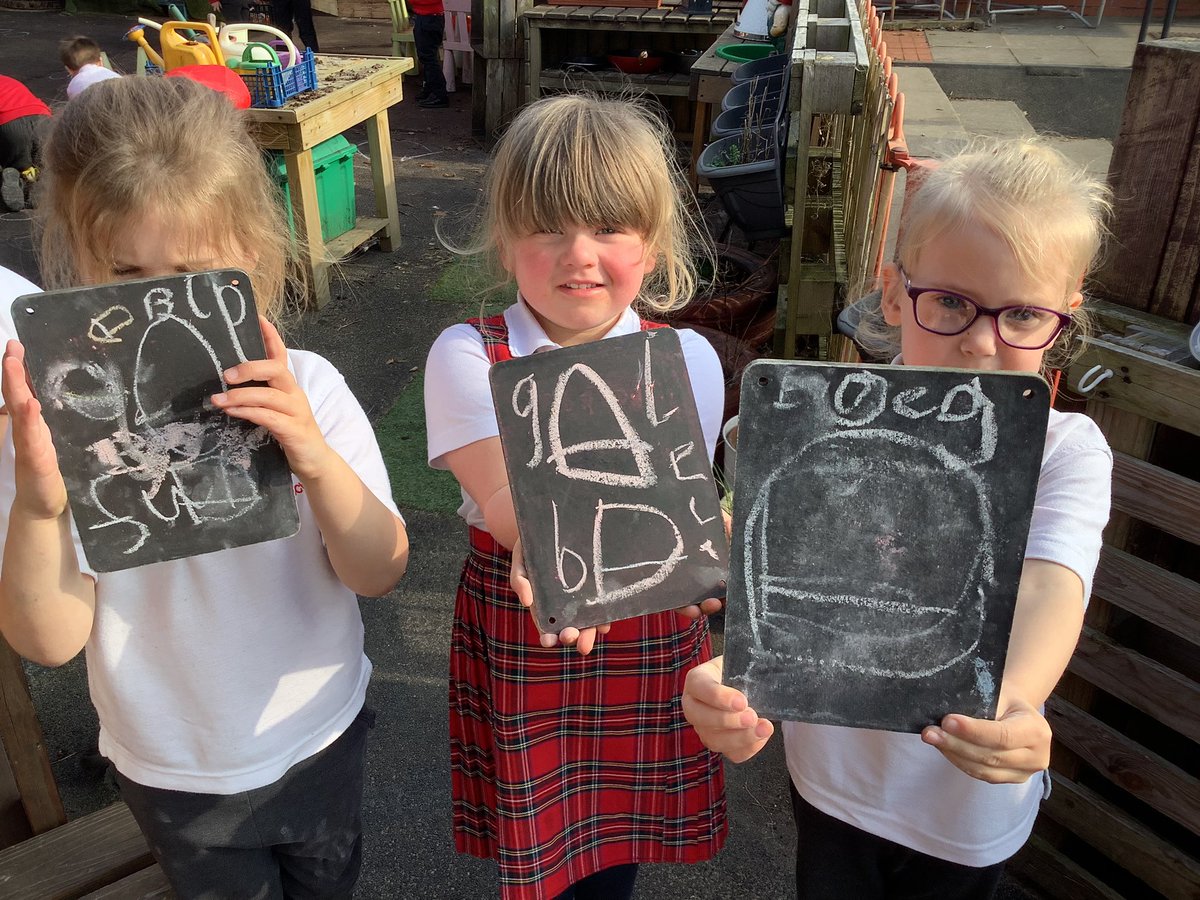ClassRAspull's tweet image. We are writing down the clues so far… #acpseyfs