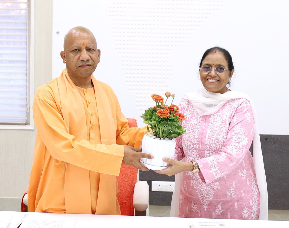 myogioffice's tweet image. मुख्यमंत्री श्री @myogiadityanath जी महाराज से आज लखनऊ में उत्तर प्रदेश की राज्य सूचना आयुक्त श्रीमती शकुंतला गौतम जी ने शिष्टाचार भेंट की।