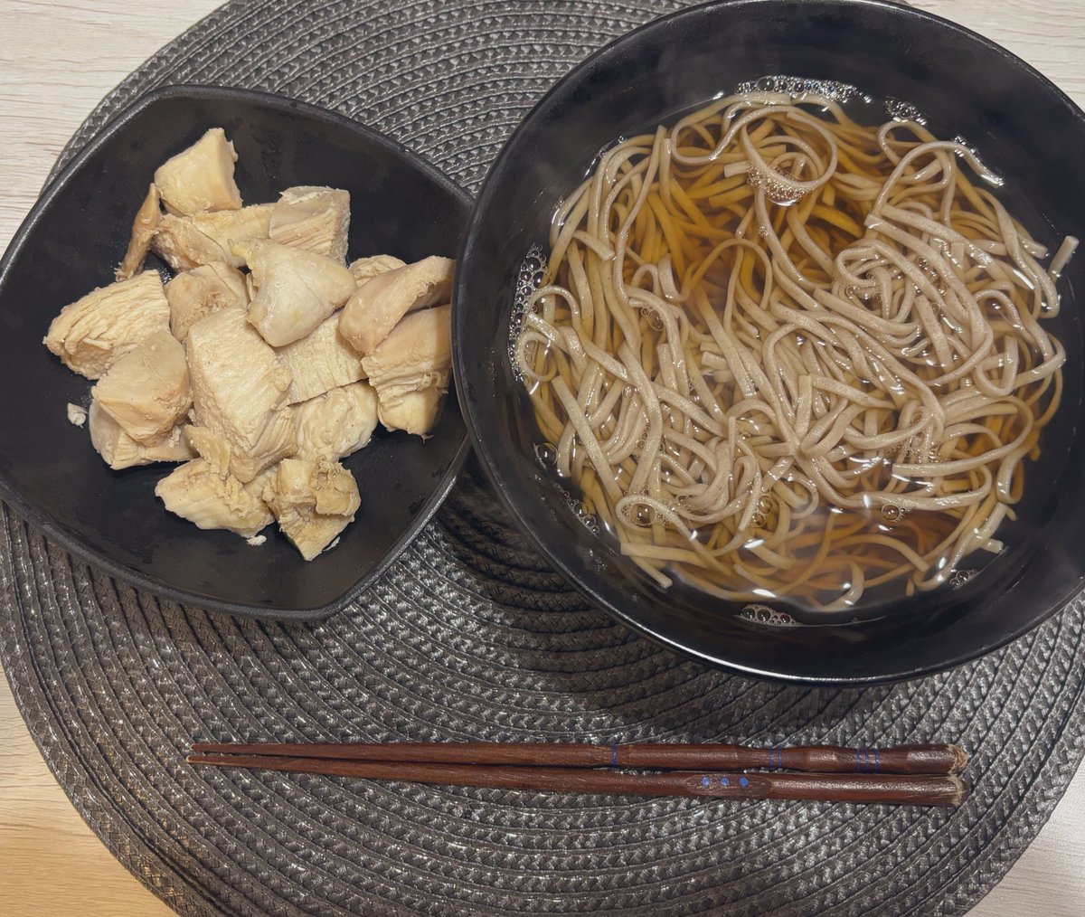 ya_routine's tweet photo. 夕飯、蕎麦と鶏胸肉。
最近また夕飯食べる時間が遅くなってる…ダ���エットは1日のトータルカロリーとはいえ、遅い時間に食べるのはい��になっても抵抗あるな。 https://t.co/5oKqNJOUoi