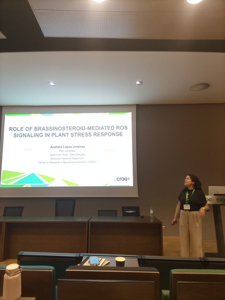 ACYR_CRAG's tweet photo. In the last talk of Plant Development and Transduction section, our colleague Azahara López from @cragenomica has explained her research about how Brassinosteroid hormones and ROS signalling crosstalk to ensure plant adaptation. https://t.co/iLiLjlbsX8