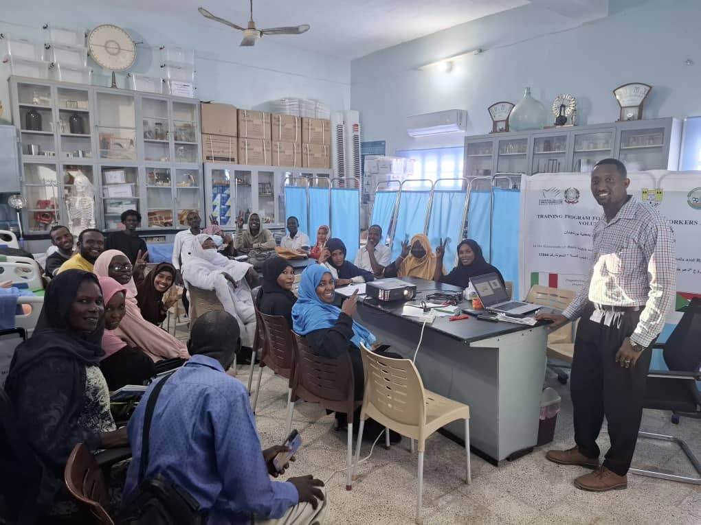 The course on psychological first aid started on 9 March with a group of 30 trainees from the Palliative Care Volunteers Group, the CCST virtual tutor and some students of the BSc in Nursing. The training sessions are led by psychologists of the Ministry of Health- Red Sea State.