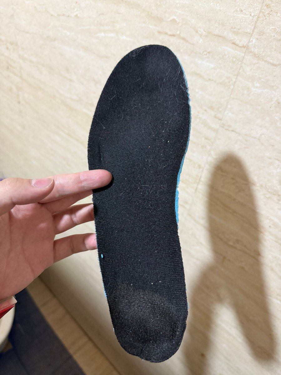 羡慕死了我的好朋友，去了健身房还闻到了游泳教练的袜子和鞋垫，他说超级臭还试试的，鞋垫舔起来还是咸的，绝了，好像当时是教练在直播，然后我朋友才有机会闻到，希望下次有机会我也可以遇到吧，有遇到过更好的也欢迎各位前来分享哦