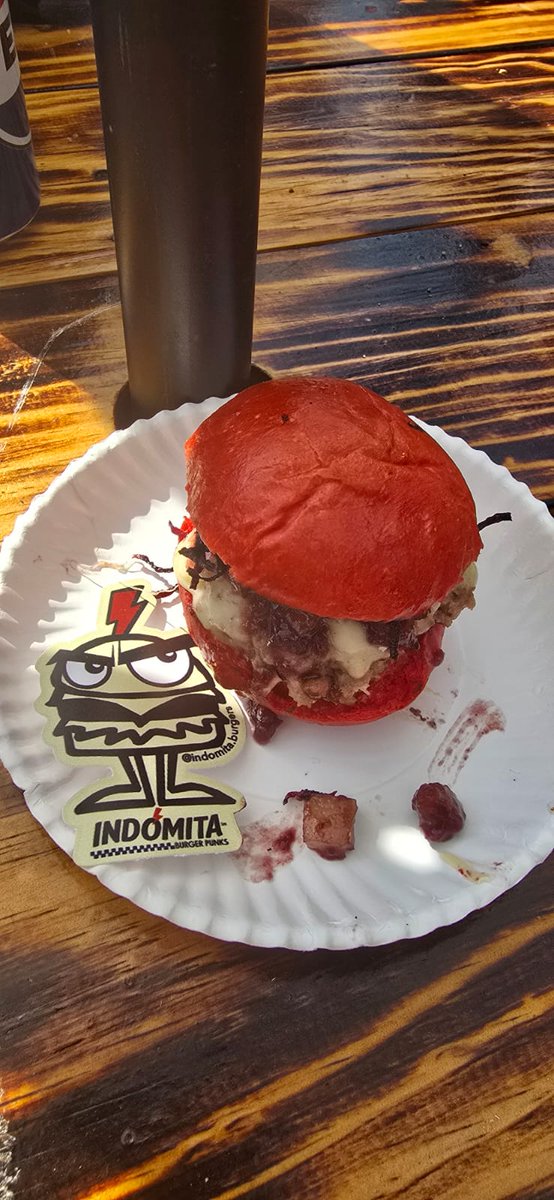 Guietika's tweet photo. Buenos días poderosos, yo me animé ir al #BurgerFest y me encantó, que bonita experiencia es estar nada más tragando hamburguesas 🤣🤭
Y me pude tomar foto con @burgermanmex 
Mis favoritas fueron las Chidas Burgers 👌🏼
@eltalcha @ruleiro
#PoderosoAMiManera https://t.co/5YMXZRejYj