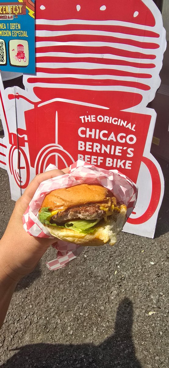 Guietika's tweet photo. Buenos días poderosos, yo me animé ir al #BurgerFest y me encantó, que bonita experiencia es estar nada más tragando hamburguesas 🤣🤭
Y me pude tomar foto con @burgermanmex 
Mis favoritas fueron las Chidas Burgers 👌🏼
@eltalcha @ruleiro
#PoderosoAMiManera https://t.co/5YMXZRejYj