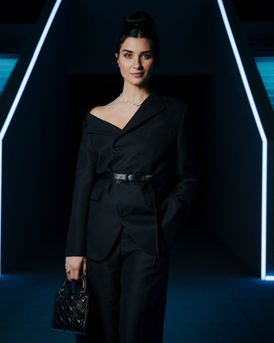 Jolayemz's tweet photo. I love this asymmetrical off-shoulder blazer from Dior's 2025 collection not just because it looks so powerful, but because I love the unconventional way of doing things, and this is a perfect example.Maria redefined a classic silhouette with modern, bold, &amp; artistic twists. https://t.co/8kuEdyz0hU