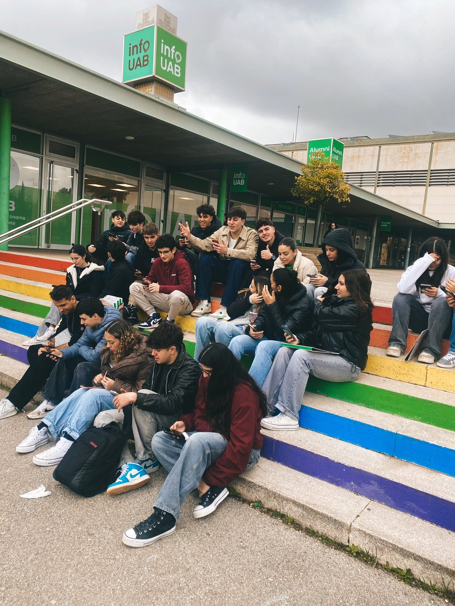 InsMColomer's tweet photo. 🏫 Dijous, l’alumnat de 2n de batxillerat va visitar la Universitat Autònoma de Barcelona! 

Va gaudir d’una visita guiada per conèixer les instal·lacions, les facultats, els espais pels estudiants… I han pogut resoldre dubtes de l’experiència que estan a punt de començar! 🫢😍 https://t.co/KXhVh5wx02