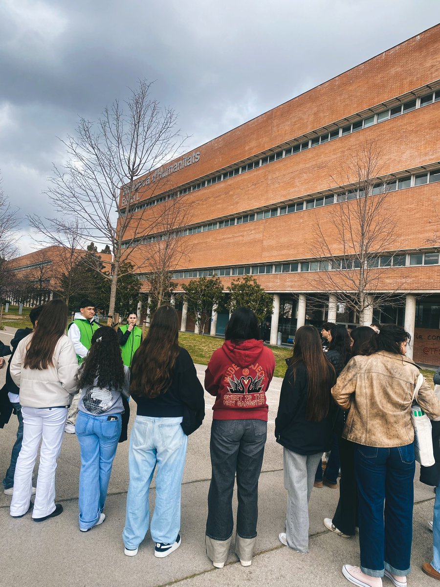 InsMColomer's tweet photo. 🏫 Dijous, l’alumnat de 2n de batxillerat va visitar la Universitat Autònoma de Barcelona! 

Va gaudir d’una visita guiada per conèixer les instal·lacions, les facultats, els espais pels estudiants… I han pogut resoldre dubtes de l’experiència que estan a punt de començar! 🫢😍 https://t.co/KXhVh5wx02
