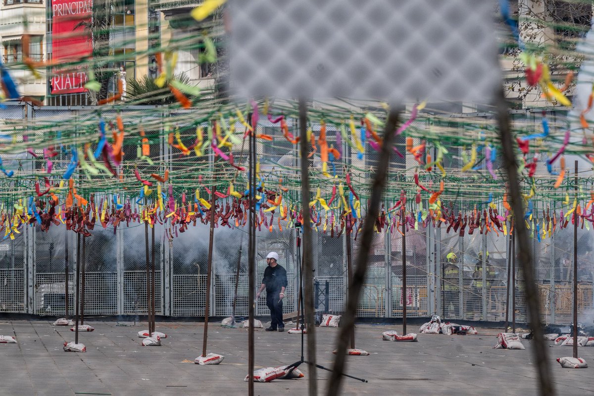 El Levante UD Femenino ha disfrutado de la Mascletá de hoy desde el balcón del ayuntamiento 🧨💥🐸

Agradecer a <a href="/AjuntamentVLC/">Ajuntament València</a> y <a href="/JCF_Valencia/">Junta Central Fallera</a> por la invitación 🤝