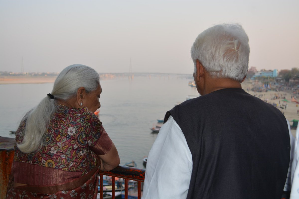 MahantMochan's tweet photo. H’ble Governor of UP visited #AkharaGoswamiTulsidas today. Discussed the work of Bhaktsiromani Sri Tulsidas ji and saw the manuscript of Ramacharit Manas. Also the importance of #Ganga in Varanasi. https://t.co/HehmObZIrN