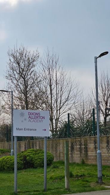 AmyFirstGive's tweet image. Always lovely to visit @dixonsaa, which I did today as part of getting their Y12 students @FirstGiveUK Final ready. The students have been working hard to support local causes, and it's been great to see their efforts come together. Well done! #YouthSocialAction