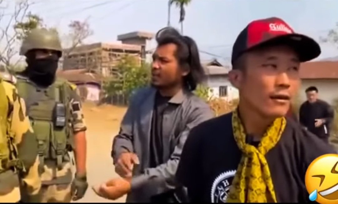 A Kuki militant who threatened and challenged the NIA holding with an AK-47 was spotted standing near central forces and kuki claim it was civilian protest, they also shot on CRPF vehicles
<a href="/rashtrapatibhvn/">President of India</a>
<a href="/PMOIndia/">PMO India</a> <a href="/HMOIndia/">गृहमंत्री कार्यालय, HMO India</a> <a href="/AmitShah/">Amit Shah</a>
<a href="/narendramodi/">Narendra Modi</a> <a href="/DrSJaishankar/">Dr. S. Jaishankar</a> @RajBhavManipur