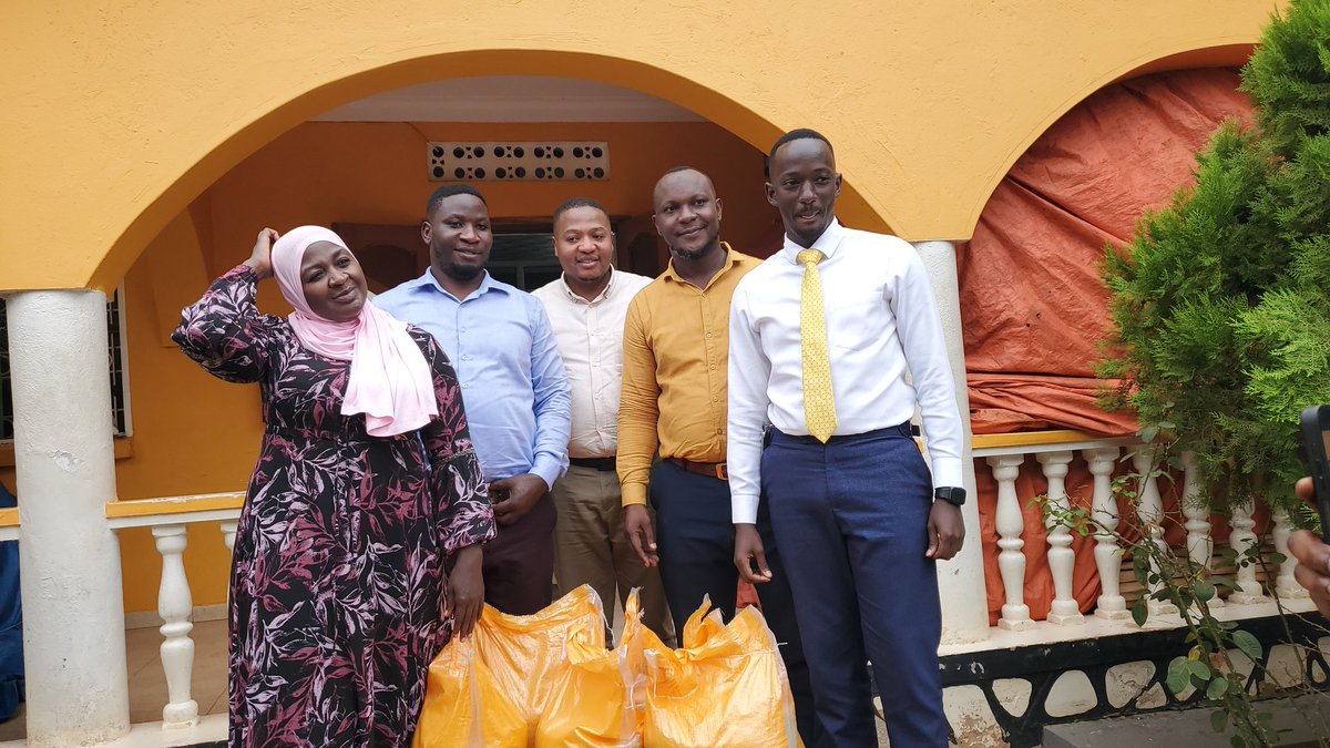 *News Upadates* This evening @chiefMuzzukulu has received a donation of rice from the aspirant Central Region Youth Mp Ngabo Timonthy giving it to support the needy during this Holy month of Ramadhan, enabling them to observe their fast with diginity.
#M7oncAtWork
#TovaKuballot