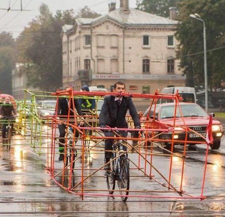 Una bicicleta ocupa 10 veces menos espacio que un auto en el tráfico. 🚲🚦 Imagina una ciudad con más bicis y menos embotellamientos. 🌍✨