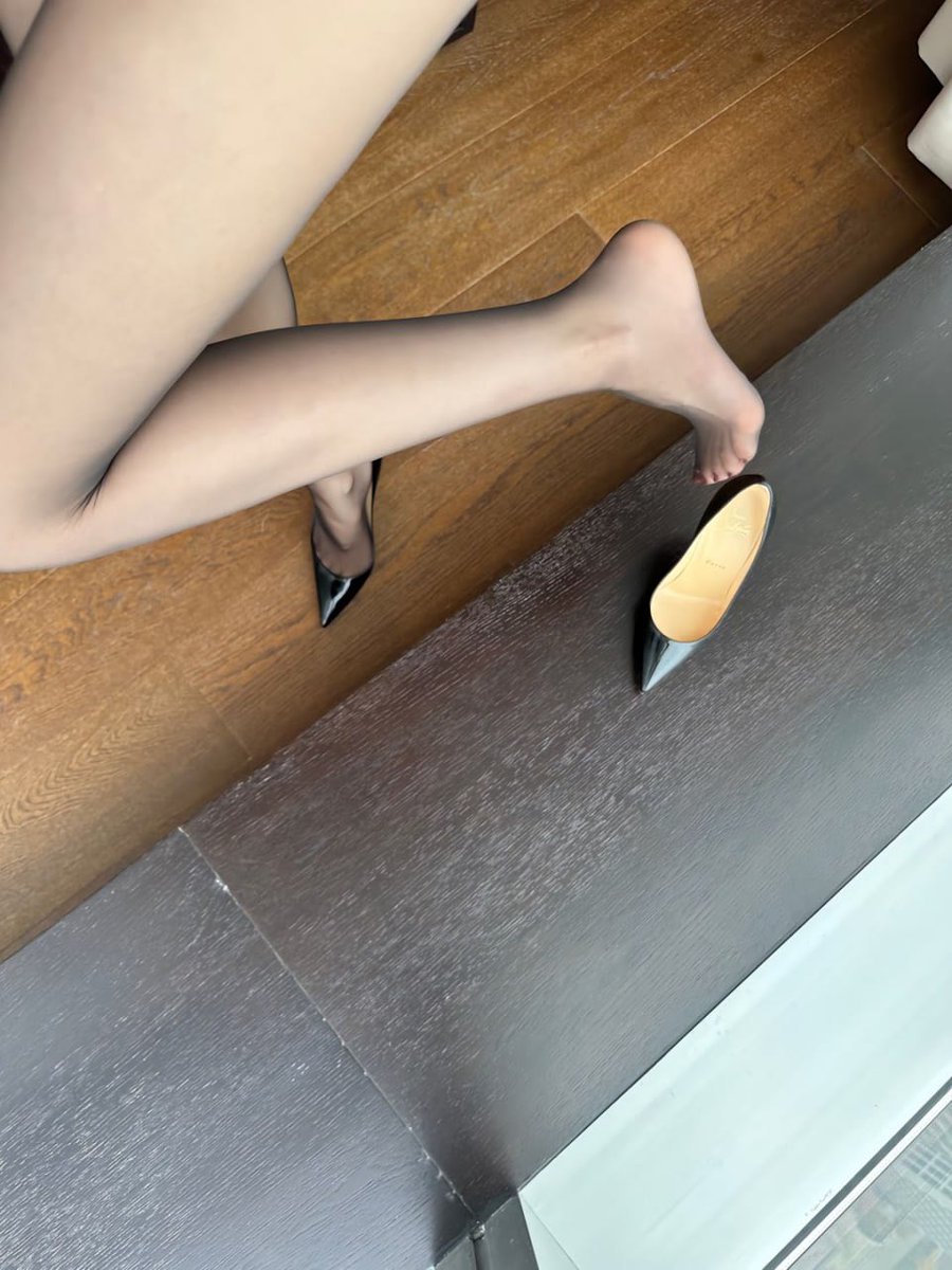 我們約會只穿絲襪
其它什麼都不穿嗎？
你能滿足我？
不可以太快繳械哦
我好餓啊~~~