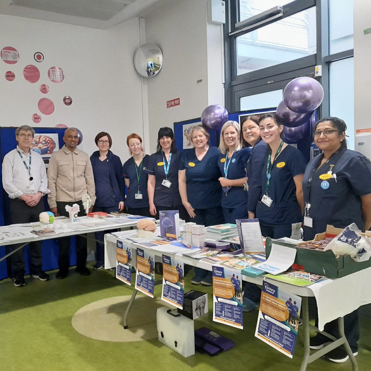 HSEMidWest's tweet photo. This #BrainAwarenessWeek, our neurology team at UHL met patients, visitors & staff to share tips on keeping your brain healthy:
✔️ Stay active
✔️ Eat well
✔️ Connect with others
✔️ Engage your mind
✔️ Quit smoking
✔️ Drink less alcohol
#TheChangingBrain #DementiaAwareness https://t.co/zSAkXfwXy8