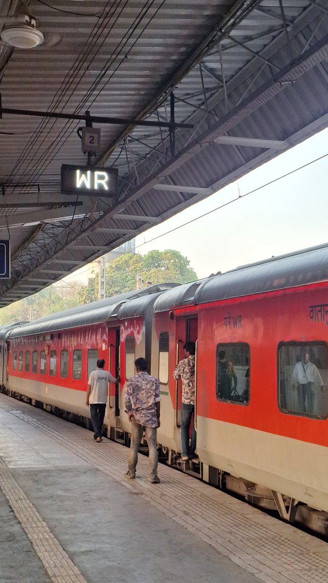 wanderer_ir's tweet photo. @RailMinIndia @WesternRly @DRM_BVP why let 2AC passengers suffer when you Have overproduced 3AC shells? MCF Raebareli has converted so many 3A coaches into 2A. The UBs are painfully high and Narrow, the LBs are low with hardly space to keep luggage under it. Tr 22964 BVC BDTS https://t.co/TjSq1PTSmK