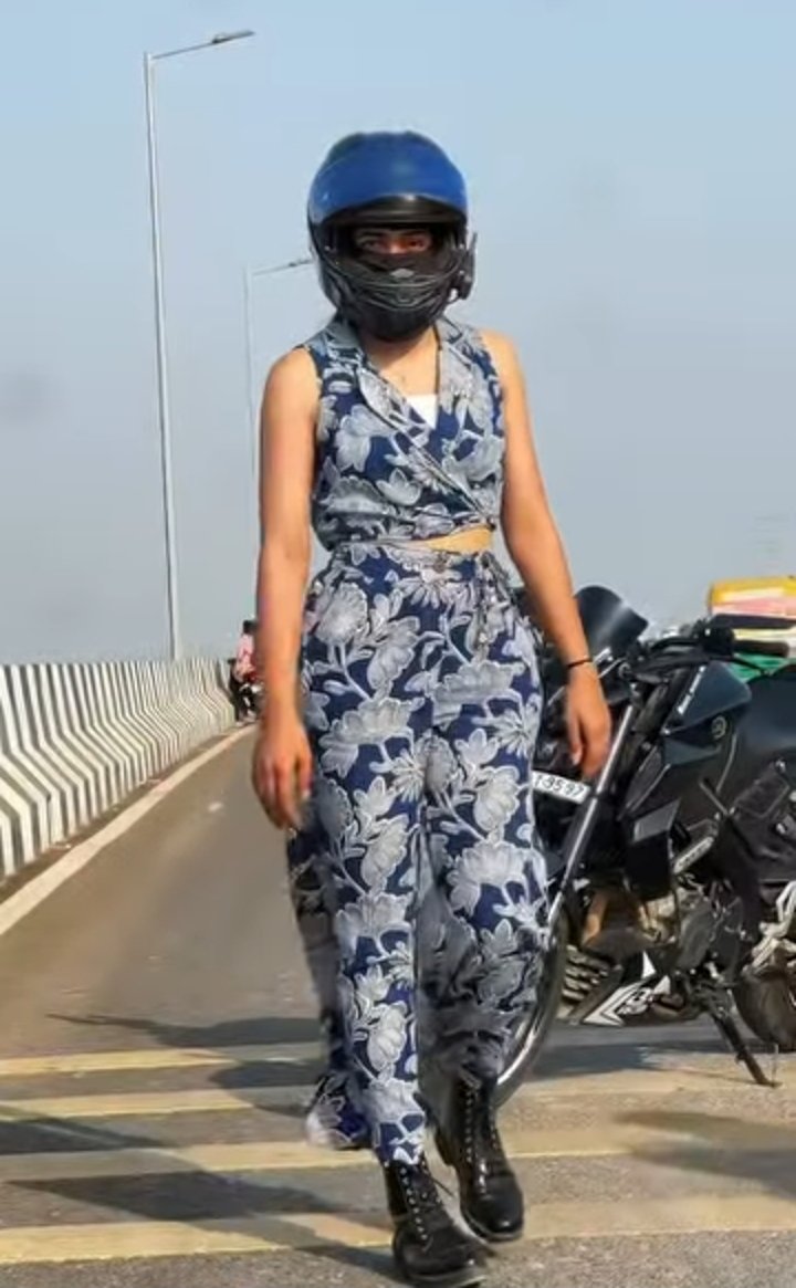 Kiran Baisa (@kiiranrajput) on Twitter photo क़ाफ़िले गए फिर भी कुछ ग़ुबार बाक़ी है
दीद का तिरी अब तक इंतिज़ार बाक़ी है
दिल को टूटना ही था टूट के वो बिखरा भी
हाँ मगर अभी तक कुछ यादगार बाक़ी है
डूबती रही कश्ती सागरों की लहरों में
साहिलों पे तुम होंगे ए'तिबार बाक़ी है क़ाफ़िले गए फिर भी कुछ ग़ुबार बाक़ी है
दीद का तिरी अब तक इंतिज़ार बाक़ी है
दिल को टूटना ही था टूट के वो बिखरा भी
हाँ मगर अभी तक कुछ यादगार बाक़ी है
डूबती रही कश्ती सागरों की लहरों में
साहिलों पे तुम होंगे ए'तिबार बाक़ी है