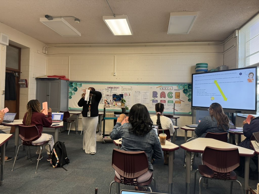 Our amazing <a href="/CRellePhillips/">Cherelle Phillips</a> doing a model lesson on how to deconstruct the prompt, and from the prompt, identifying the main ideas that will structure our essay! <a href="/LANschools/">Leadership Academy Network</a> <a href="/pdilley5/">Priscila Dilley, Ed.D</a> <a href="/LAForestOak/">Leadership Academy at Forest Oak</a>