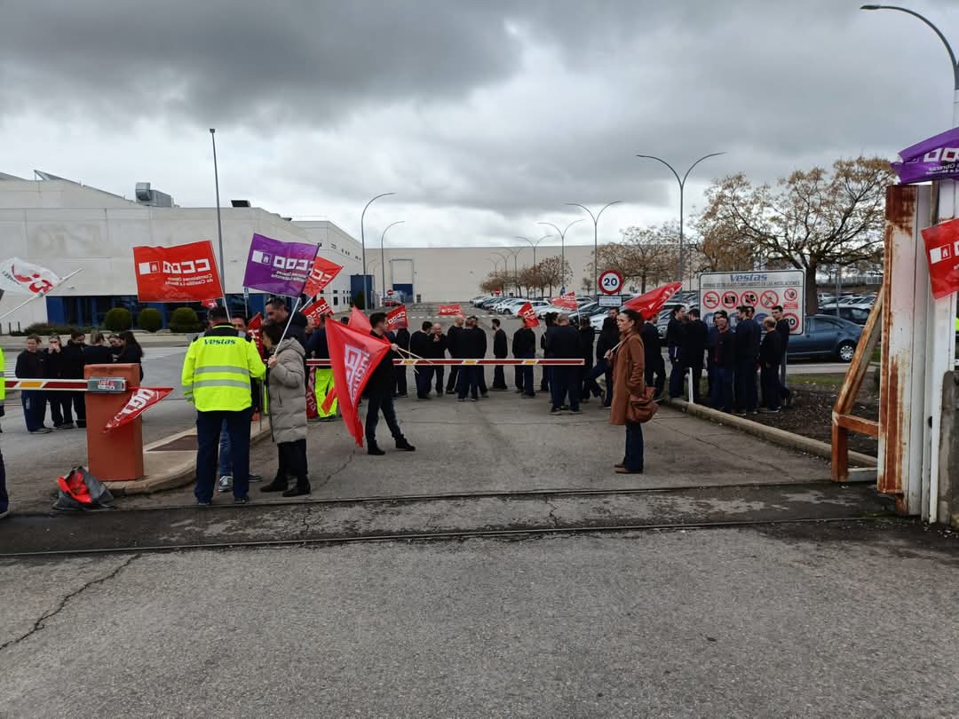 FICCOOCR's tweet image. 📣 Segunda jornada de huelga en la multinacional Danesa Vestas ubicada en la localidad de Daimiel.

Los paros continuarán si la empresa no se sienta negociar una protección eficaz de la salud de las personas trabajadoras y cesan los despidos injustificados.

El viernes nuevo paro
