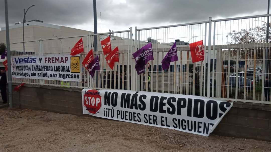 FICCOOCR's tweet image. 📣 Segunda jornada de huelga en la multinacional Danesa Vestas ubicada en la localidad de Daimiel.

Los paros continuarán si la empresa no se sienta negociar una protección eficaz de la salud de las personas trabajadoras y cesan los despidos injustificados.

El viernes nuevo paro