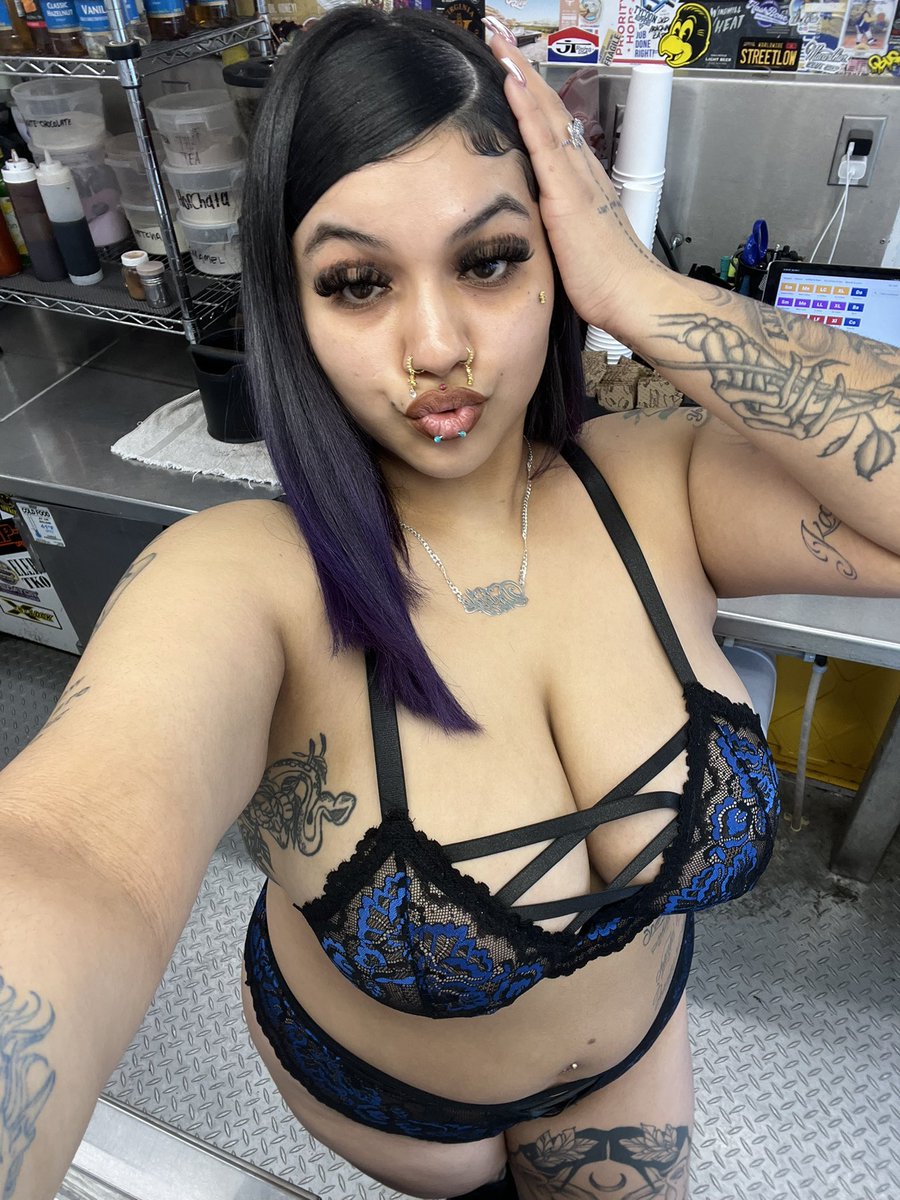 drizzlestayhigh's tweet photo. pretty lil barista 😎 https://t.co/zZBSIAParQ