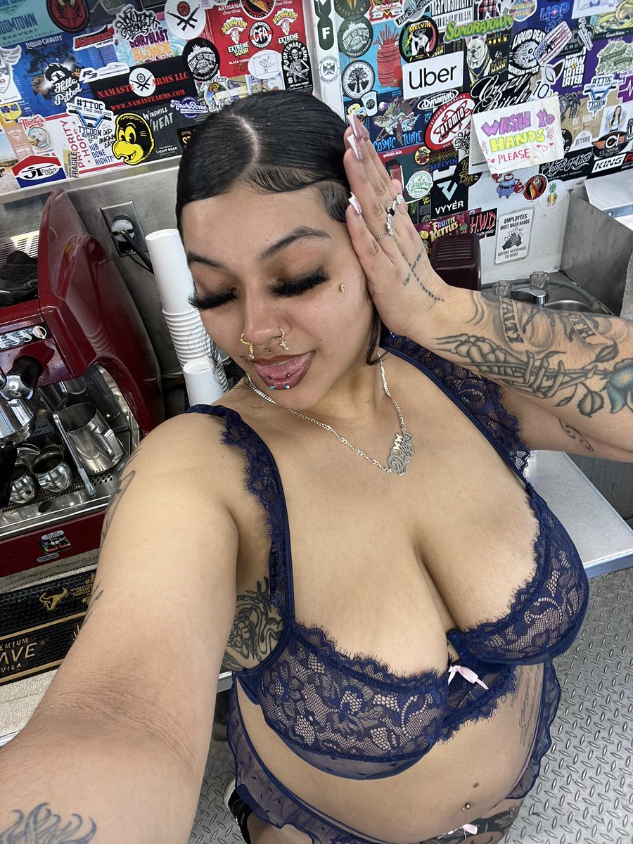 drizzlestayhigh's tweet photo. pretty lil barista 😎 https://t.co/zZBSIAParQ