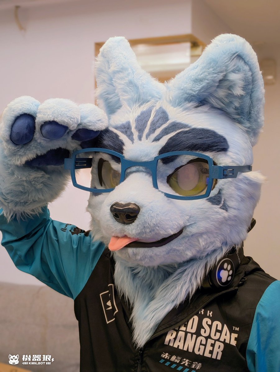 今天是機器狼14歲生日！🎉

從噗浪程式、實況開台到獸展出毛，感謝哥哥姊姊們陪著機器狼不斷前進！
今後機器狼也會繼續學習各種新事物，帶給大家陪伴與快樂的汪 (｡•̀ᴗ-)✧